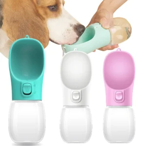 Portable water bottle for small and large dogs, ideal for outdoor walks with dogs and cats.